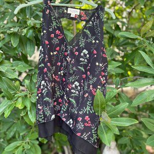 Sleeveless v neck floral blouse